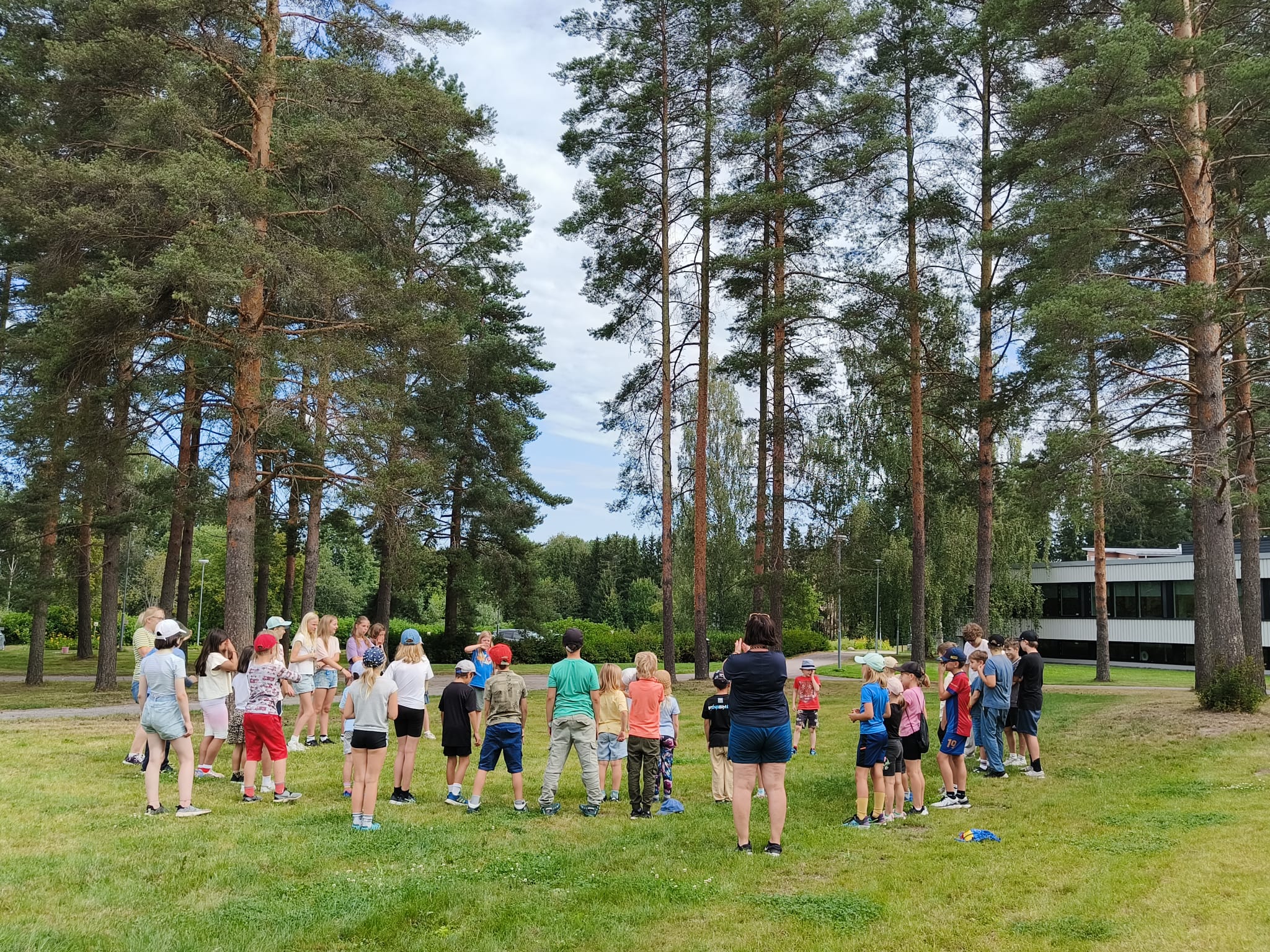 Kesäleiriläiset kaikki yhdessä selkä kameraa päin