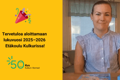 Koulunjohtajamme Ulla toivottamassa oppilaita ja perheitä tervetulleiksi uuteen lukuvuoteen, iloinen hymyilevä nainen kotonaan lautapelien ympäröimänä