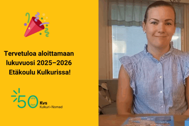 Koulunjohtajamme Ulla toivottamassa oppilaita ja perheitä tervetulleiksi uuteen lukuvuoteen, iloinen hymyilevä nainen kotonaan lautapelien ympäröimänä
